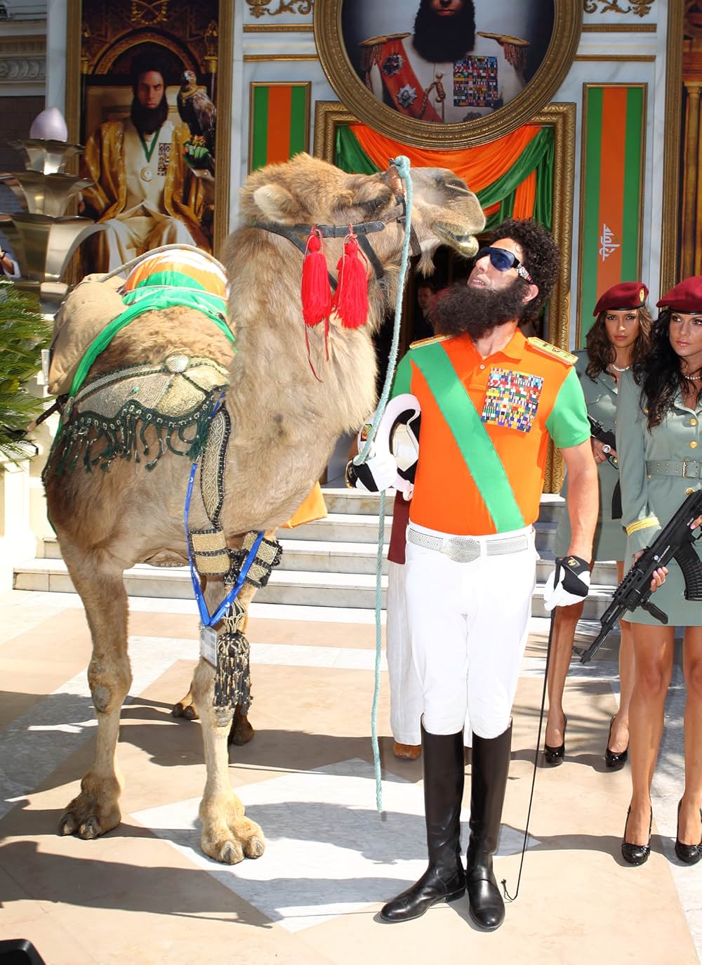 「ディクテーター 身元不明でニューヨーク」の画像