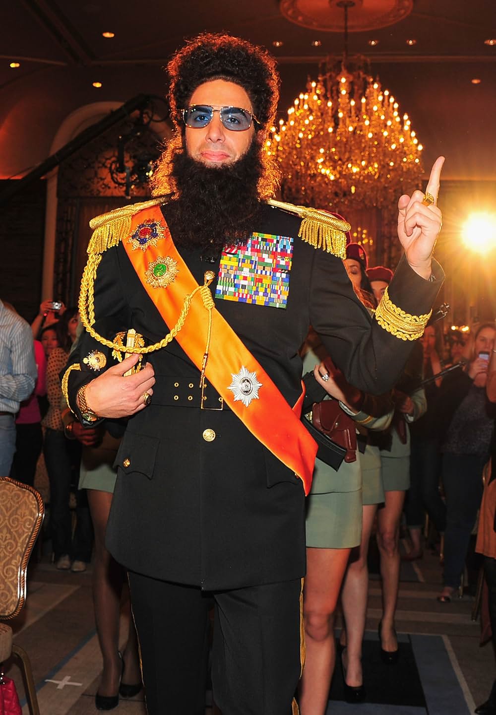 「ディクテーター 身元不明でニューヨーク」の画像