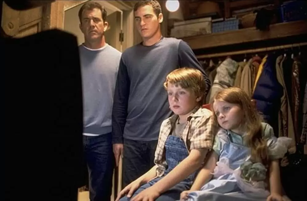 「サイン」メル・ギブソン & ホアキン・フェニックス & ローリー・カルキン & アビゲイル・ブレスリンの画像