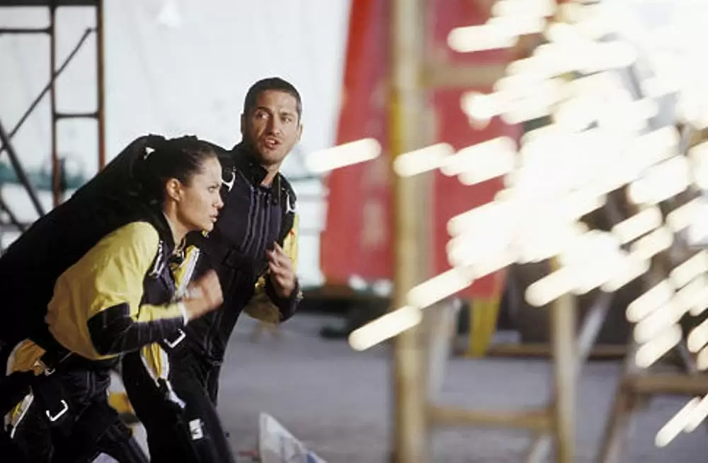 「トゥームレイダー2」アンジェリーナ・ジョリー & ジェラルド・バトラーの画像