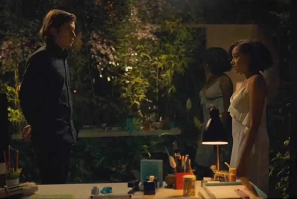 「エブリシング」ニック・ロビンソン & アマンドラ・ステンバーグの画像