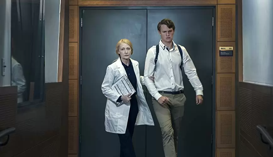 「ジョナサン ふたつの顔の男」パトリシア・クラークソン & アンセル・エルゴートの画像