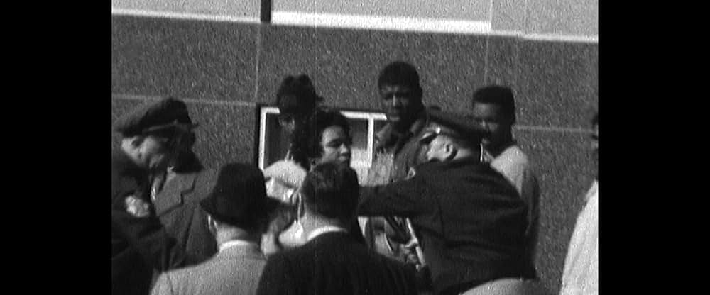 すべてをかけて：民主主義を守る戦いの写真