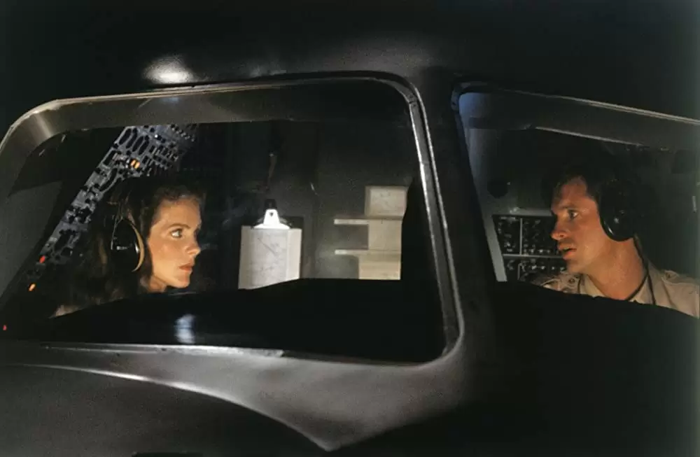 「フライングハイ」ロバート・ヘイズ & ジュリー・ハガティの画像