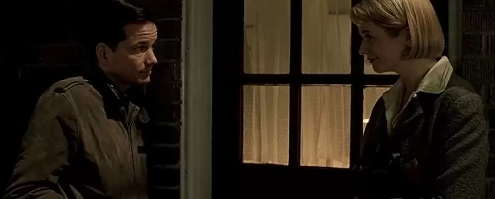 「レッド・ドラゴン」エミリー・ワトソン & フランク・ホエーリーの画像