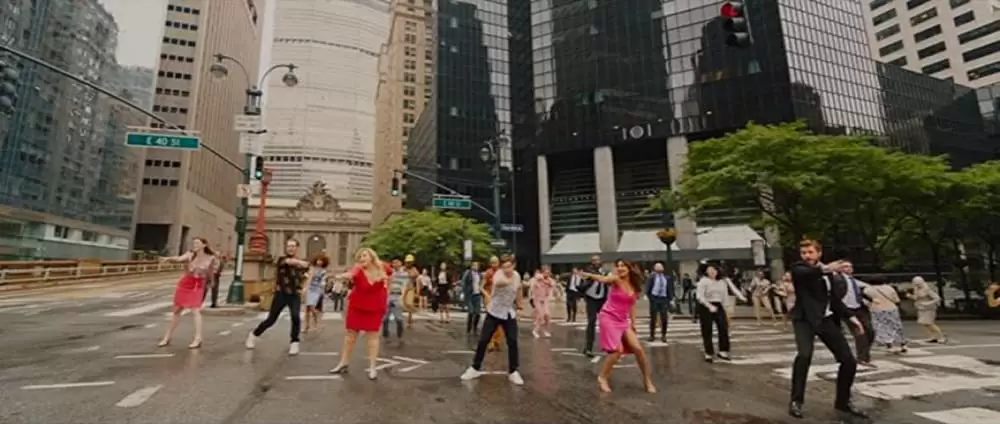 「ロマンティックじゃない？」プリヤンカー・チョープラー & Brandon Scott Jones & レベル・ウィルソン & ベティ・ギルピン & アダム・ディバイン & リアム・ヘムズワースの画像