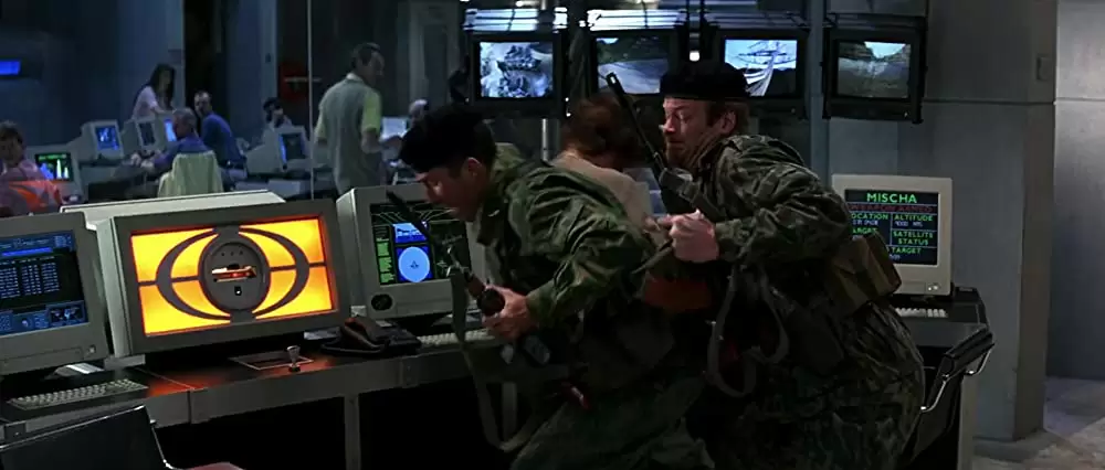 「007／ゴールデンアイ」ロビー・コルトレーン & イザベラ・スコルプコの画像