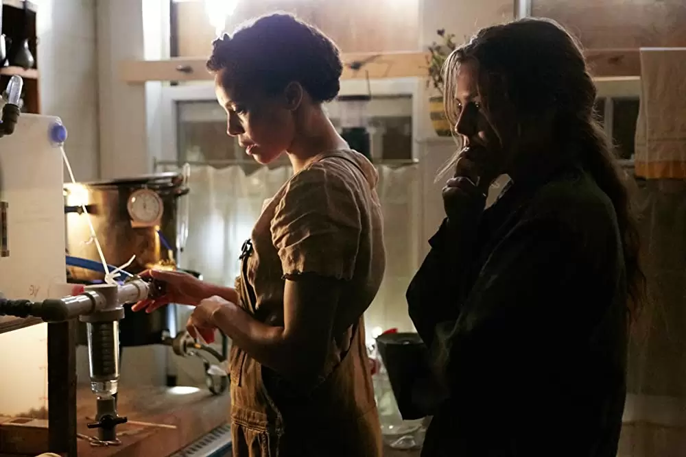 「イット・カムズ・アット・ナイト」カルメン・イジョゴ & ライリー・キーオの画像