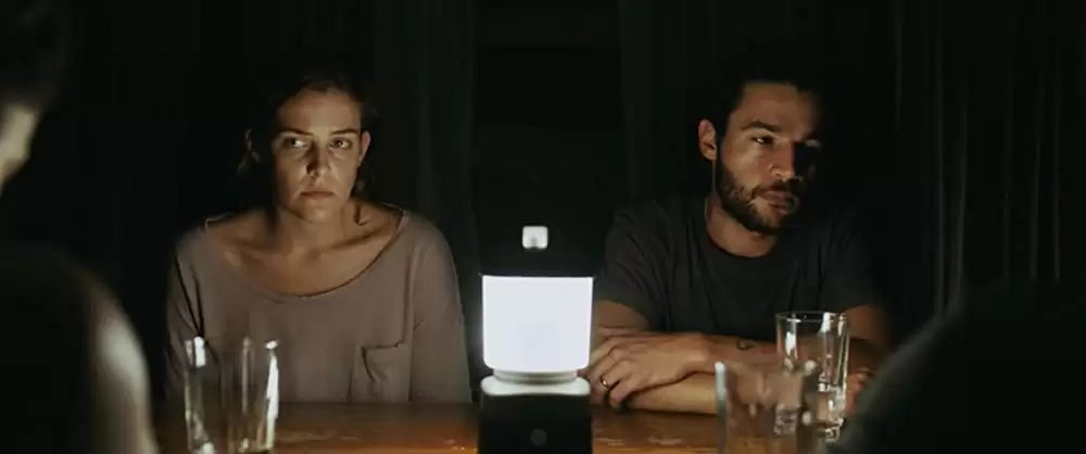 「イット・カムズ・アット・ナイト」ライリー・キーオ & クリストファー・アボットの画像