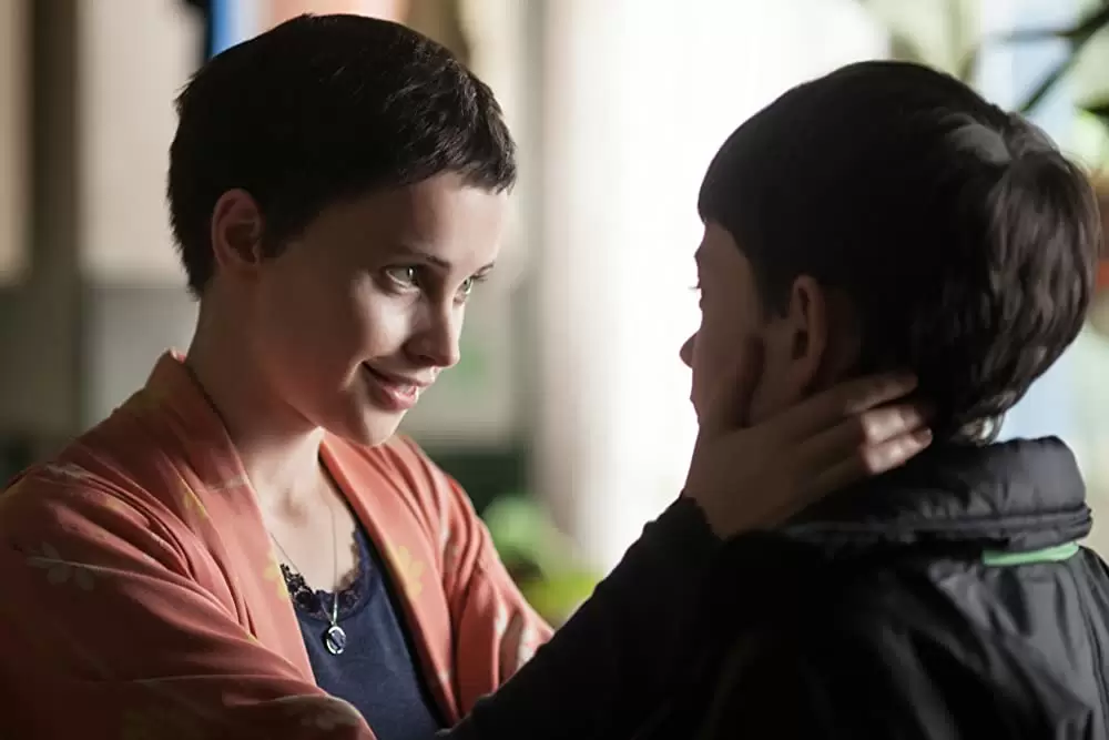 「怪物はささやく」フェリシティ・ジョーンズ & ルイス・マクドゥーガルの画像