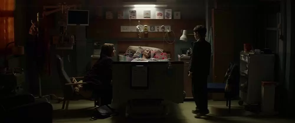 「怪物はささやく」シガニー・ウィーバー & フェリシティ・ジョーンズ & ルイス・マクドゥーガルの画像