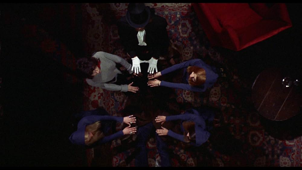 Cannibal Girls（原題）の画像