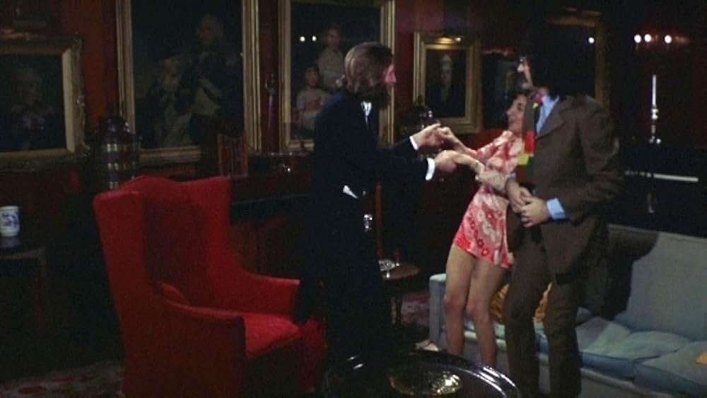 Cannibal Girls（原題）の画像