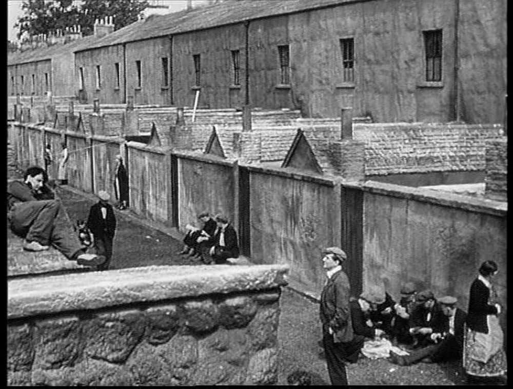 The Stars Look Down（原題）の画像