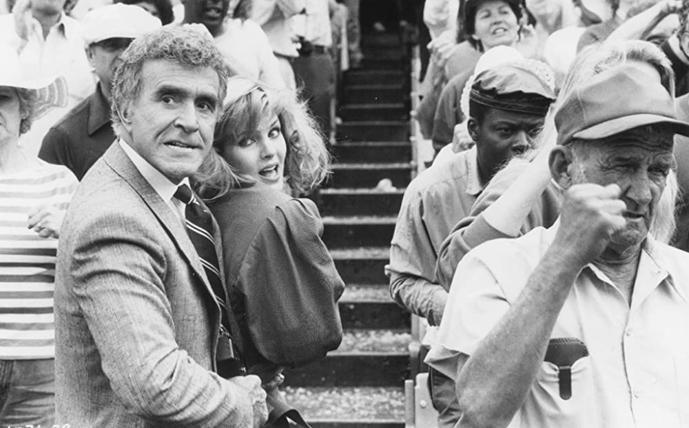 裸の銃を持つ男の画像