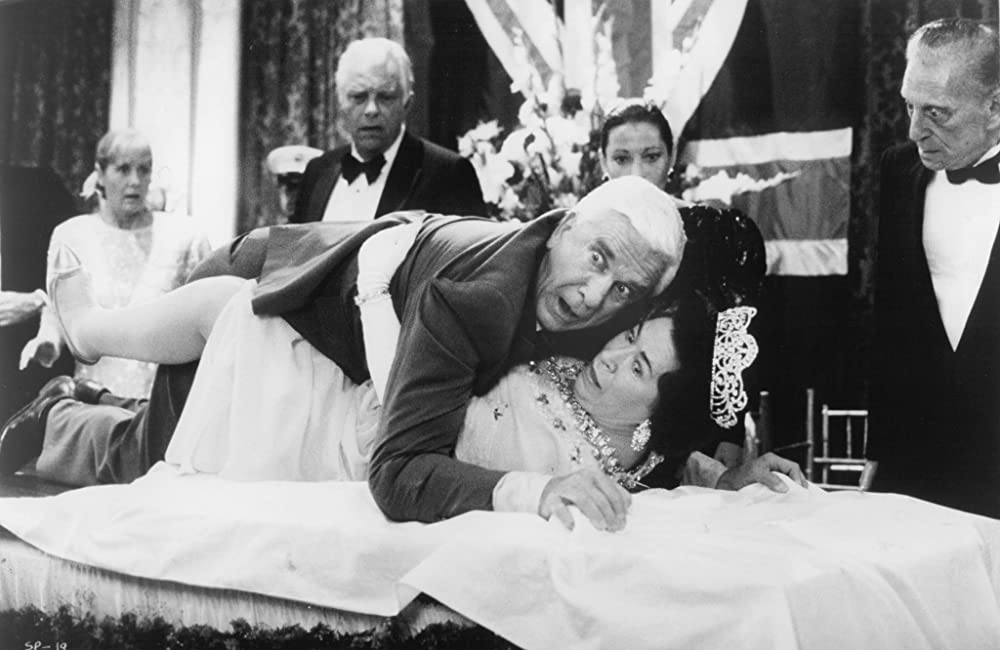 裸の銃を持つ男の画像