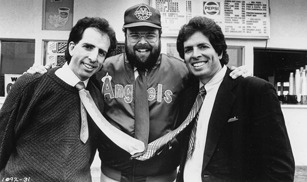 裸の銃を持つ男の画像