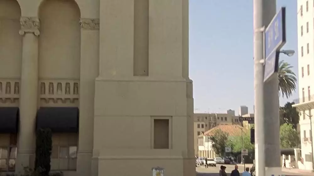 裸の銃を持つ男の画像