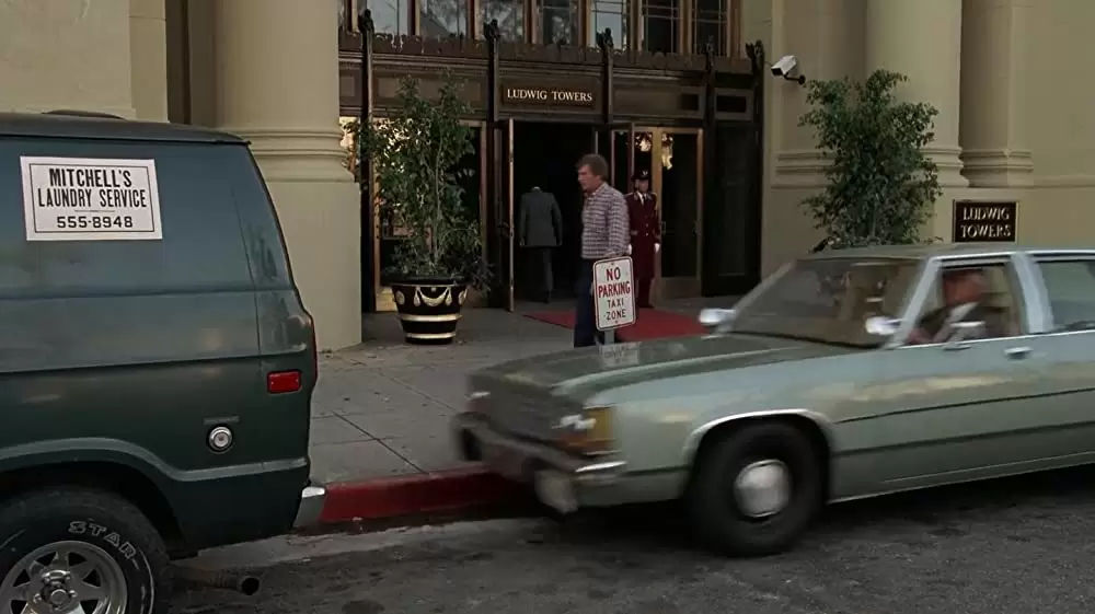 裸の銃を持つ男の画像