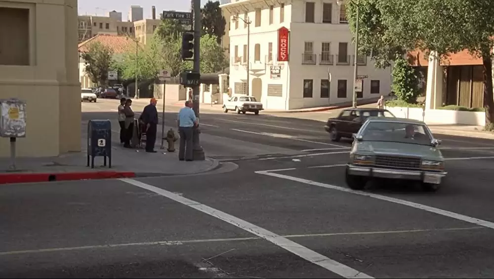 裸の銃を持つ男の画像