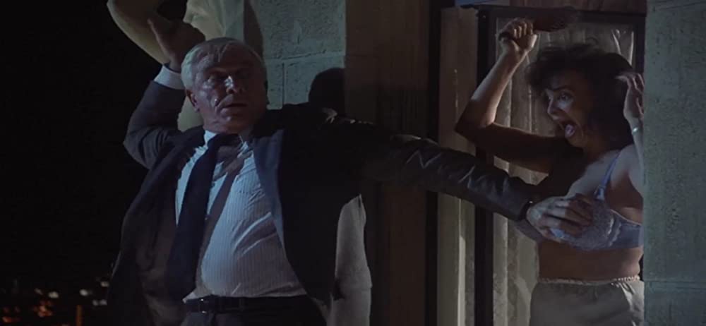 裸の銃を持つ男の画像