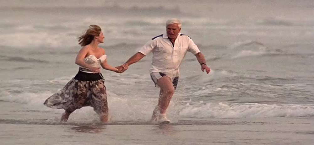 裸の銃を持つ男の画像