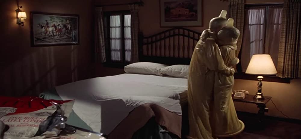 裸の銃を持つ男の画像