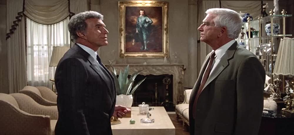 裸の銃を持つ男の画像