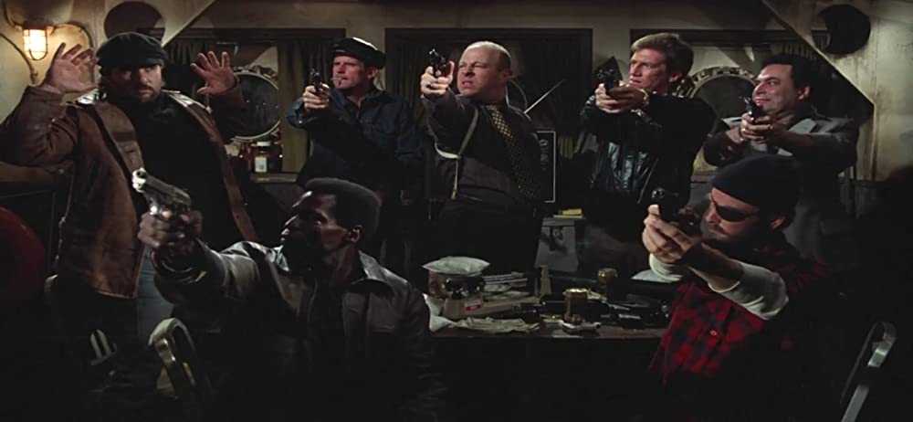 裸の銃を持つ男の画像