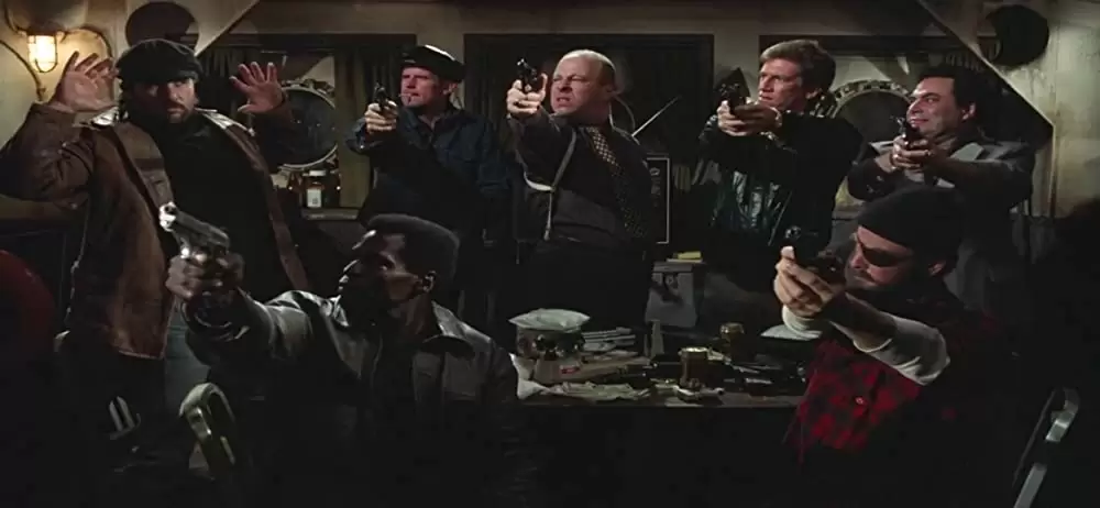 裸の銃を持つ男の画像