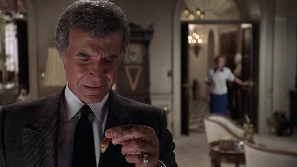 裸の銃を持つ男の画像