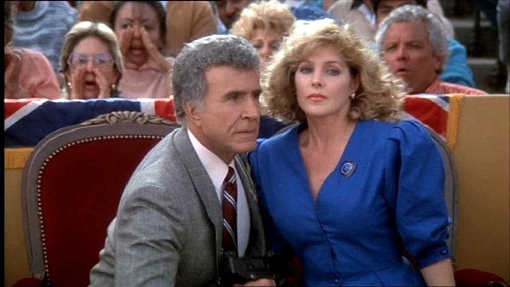 裸の銃を持つ男の画像