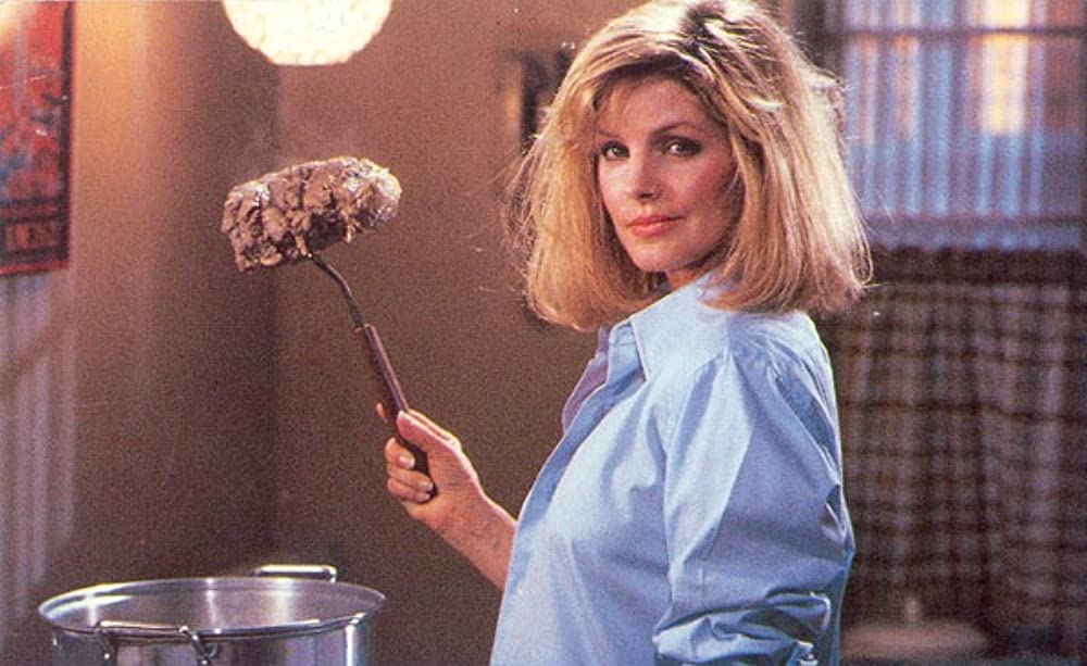 裸の銃を持つ男の画像