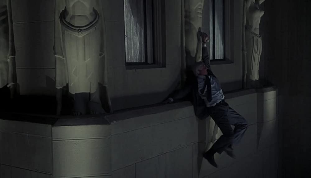 裸の銃を持つ男の画像