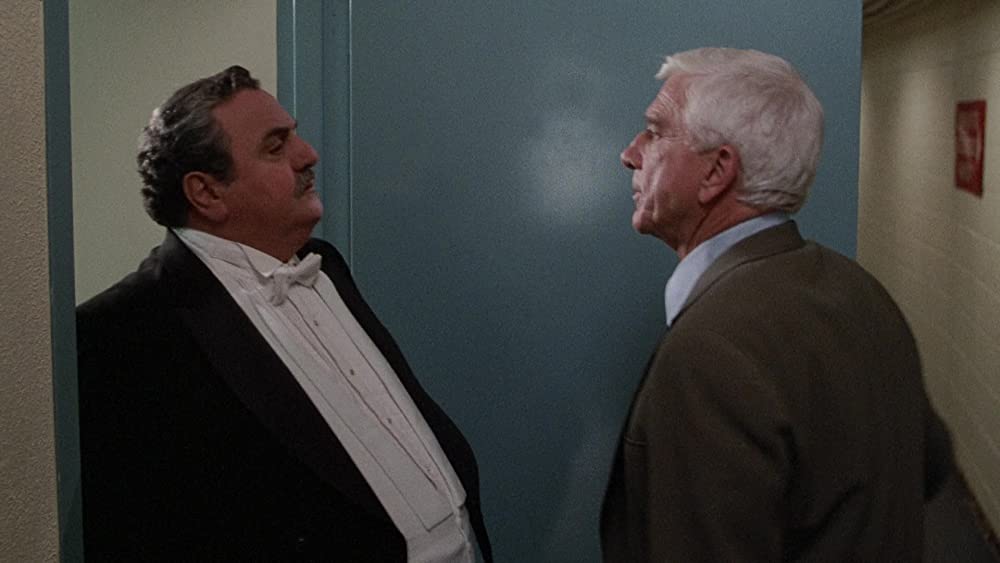 裸の銃を持つ男の画像