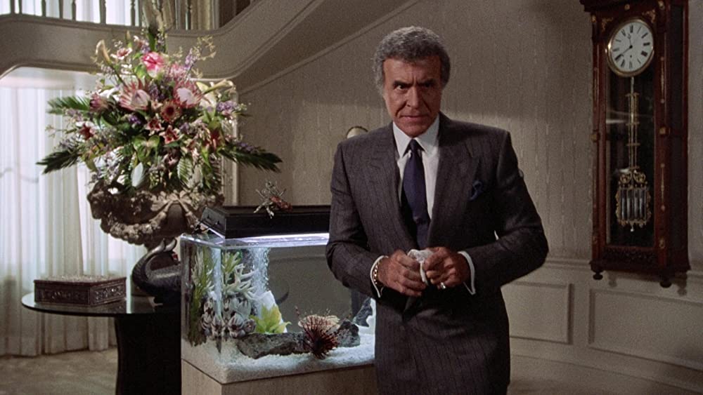 裸の銃を持つ男の画像