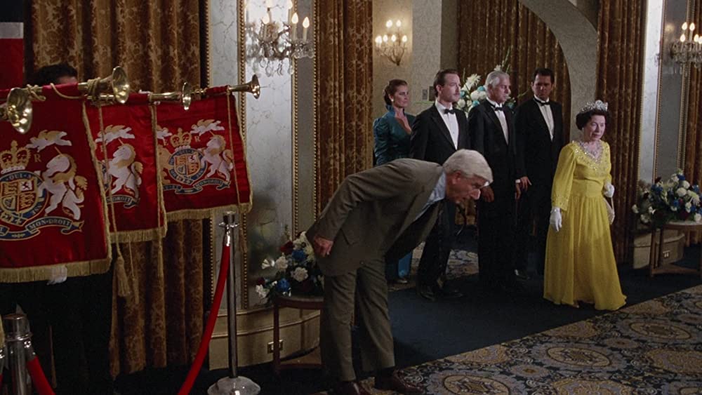 裸の銃を持つ男の画像