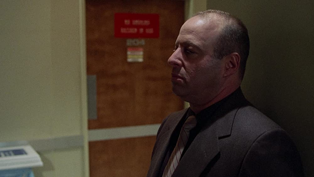 裸の銃を持つ男の画像