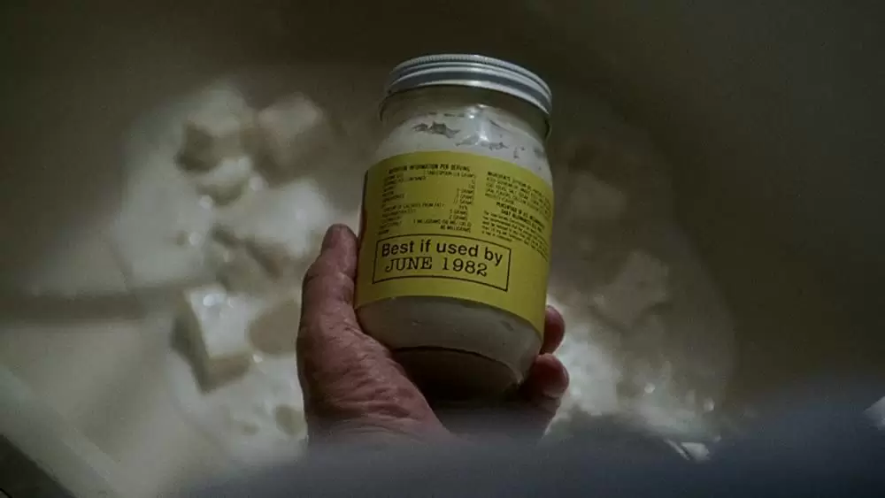 裸の銃を持つ男の画像