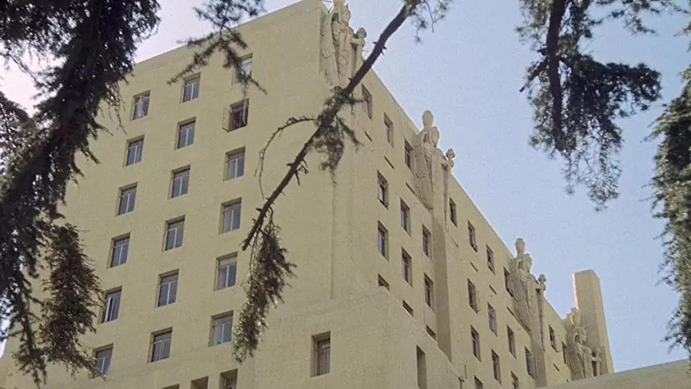 裸の銃を持つ男の画像