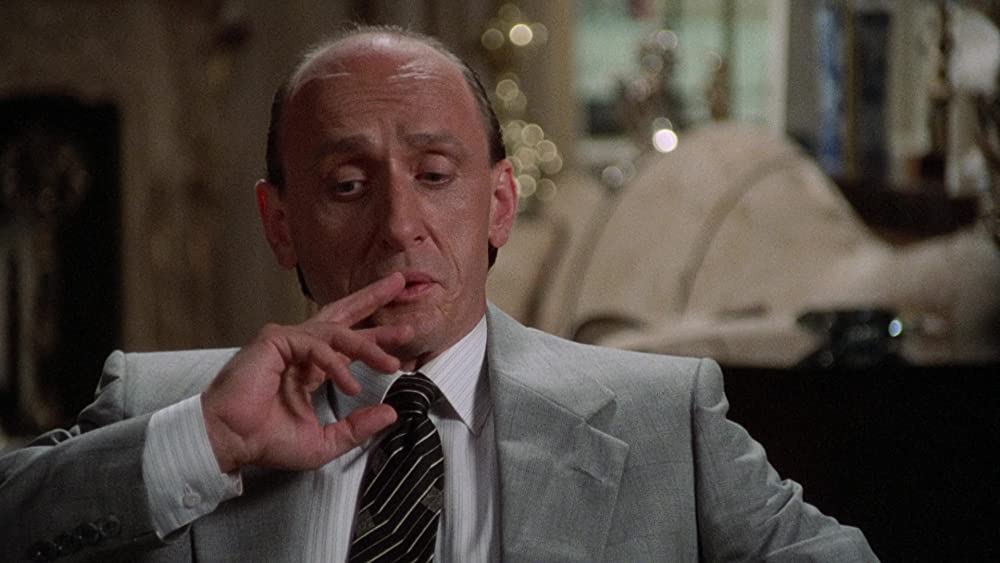 裸の銃を持つ男の画像