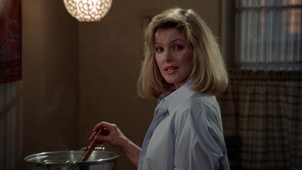 裸の銃を持つ男の画像