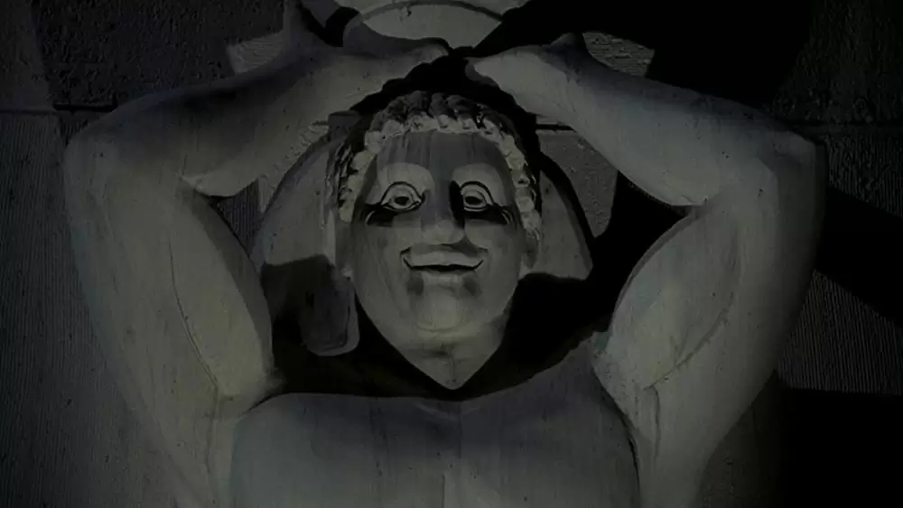 裸の銃を持つ男の画像