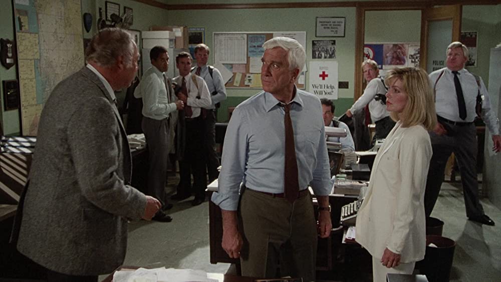 裸の銃を持つ男の画像