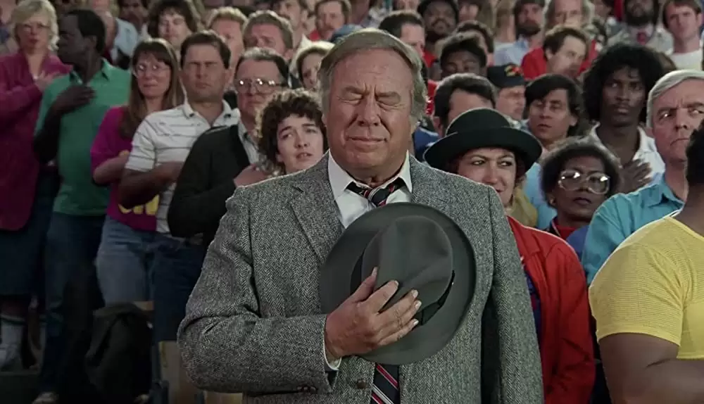 裸の銃を持つ男の画像