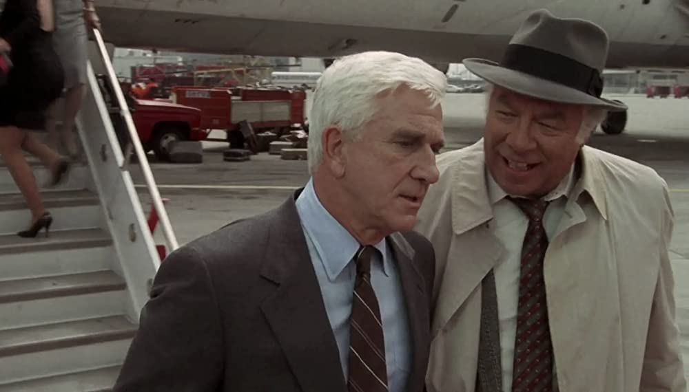 裸の銃を持つ男の画像