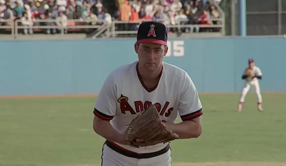 裸の銃を持つ男の画像