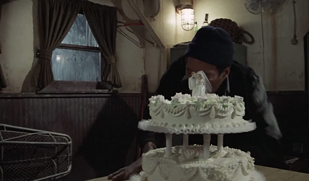 裸の銃を持つ男の画像