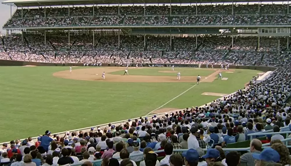 裸の銃を持つ男の画像
