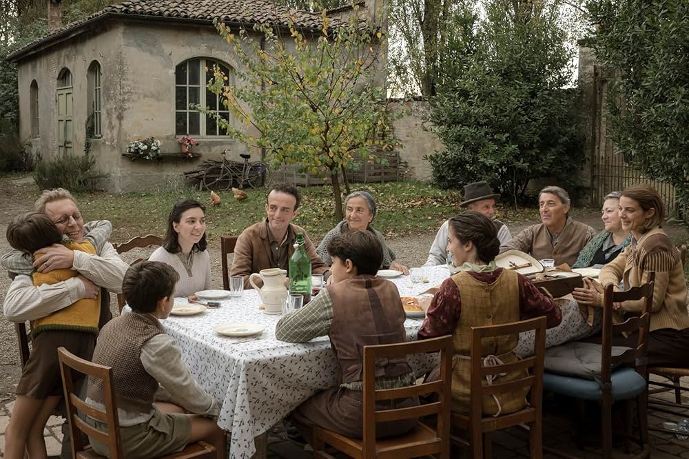 幸せの列車に乗せられた少年の画像